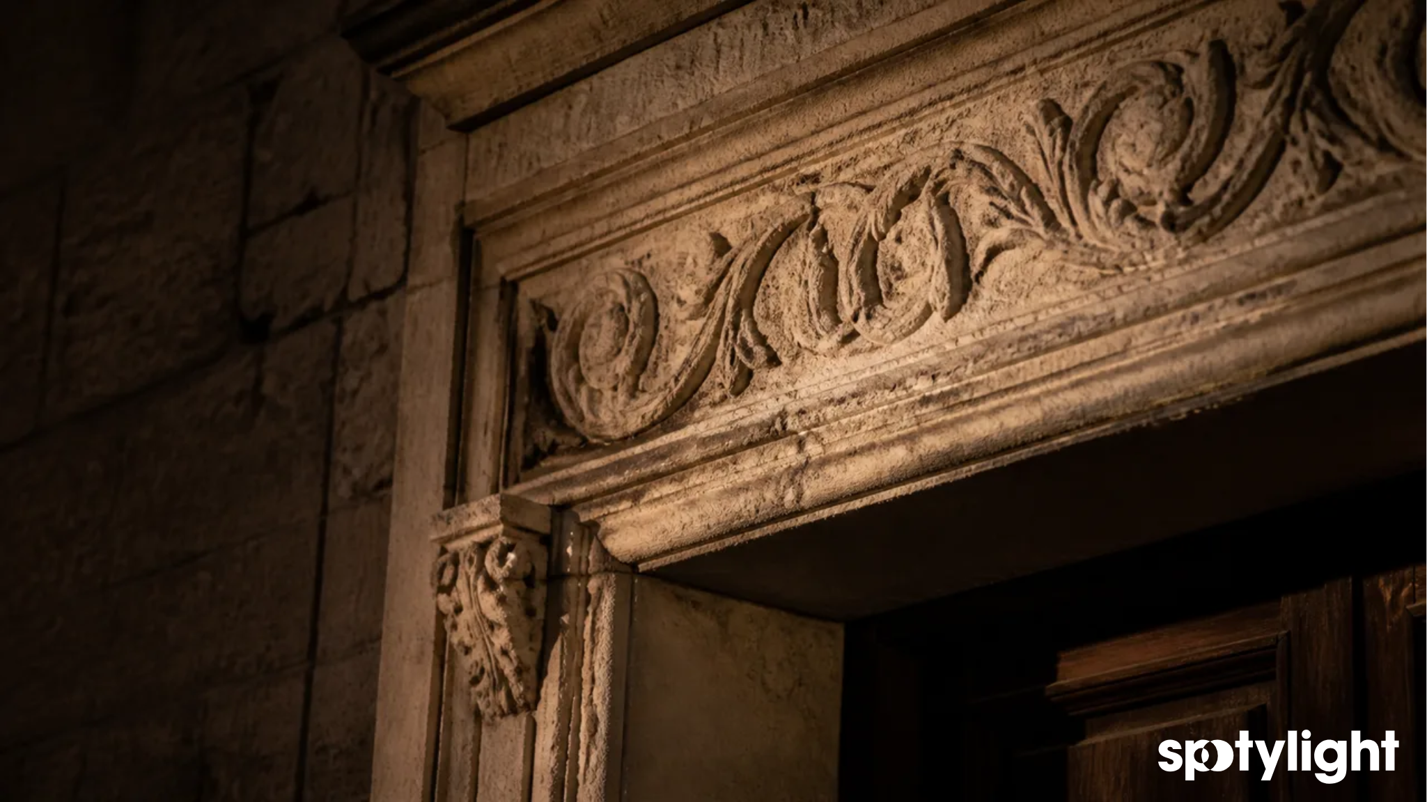 Accenti su cornici, statue e portali: il dettaglio conta più dell’uniformità