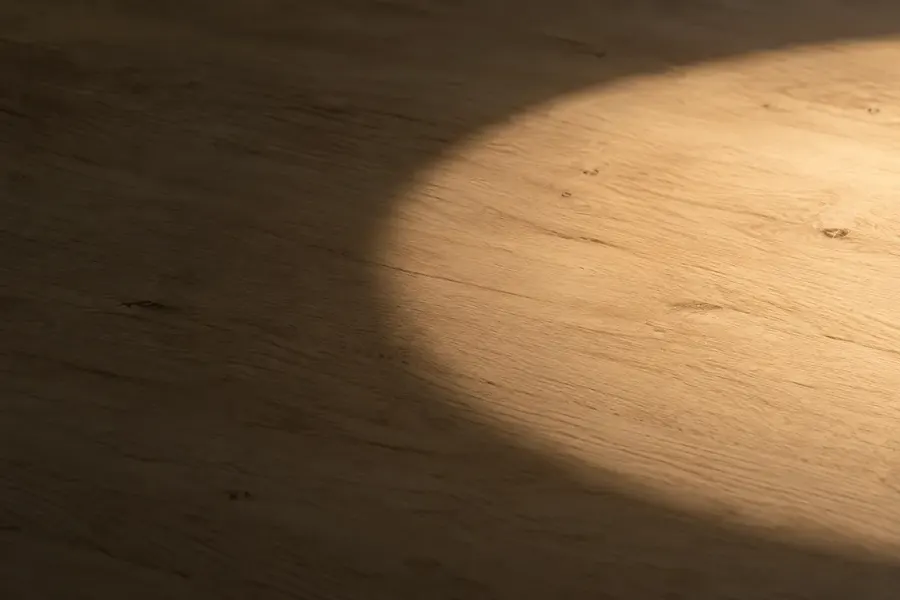 Interno di una casa privata illuminato con luce calda